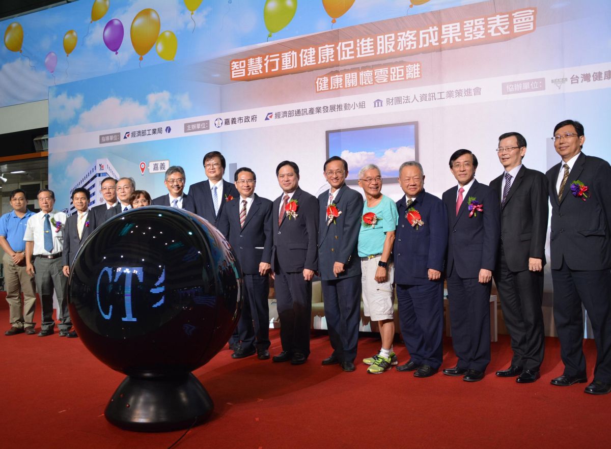 各界貴賓共同啟動智慧健康城市揭櫫儀式。（圖／記者郭政隆攝，2017.07.20）