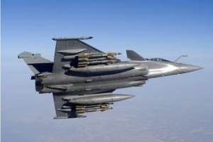 ▲飆風戰機能夠掛載核武進行核打擊，圖為掛載導引炸彈的法國海軍飆風（Rafale）M型戰機。（圖／法國國防部）