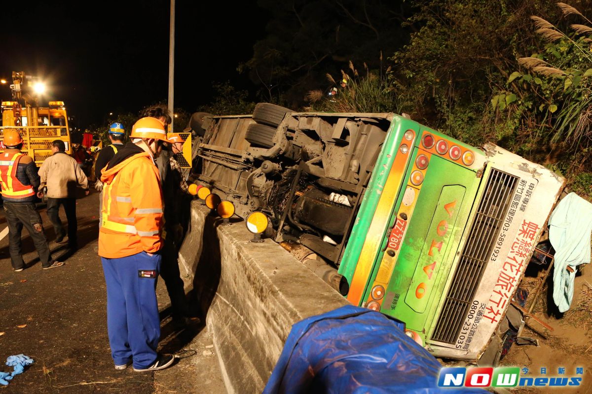 ▲蝶戀花旅行社的遊覽車翻覆事故釀33死11傷，之後友力遭廢照，該公司不服提行政訴訟聲請停止執行，此案5日遭台北高等行政法院裁定駁回，仍可抗告。（圖／NOWnews資料照）