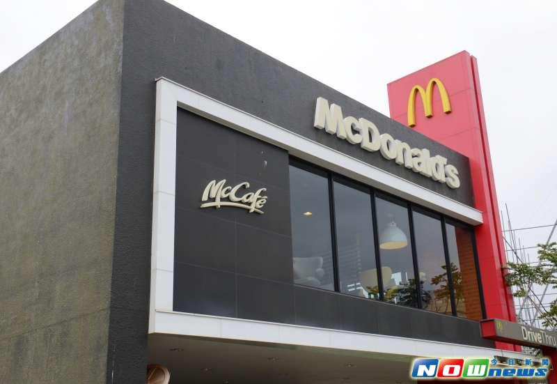 ▲台灣麥當勞將自 7 月 7 日舉辦招募列車活動，要擴大招募 2500 名職缺，餐廳襄理起薪 36K。（圖／NOWnews資料照）