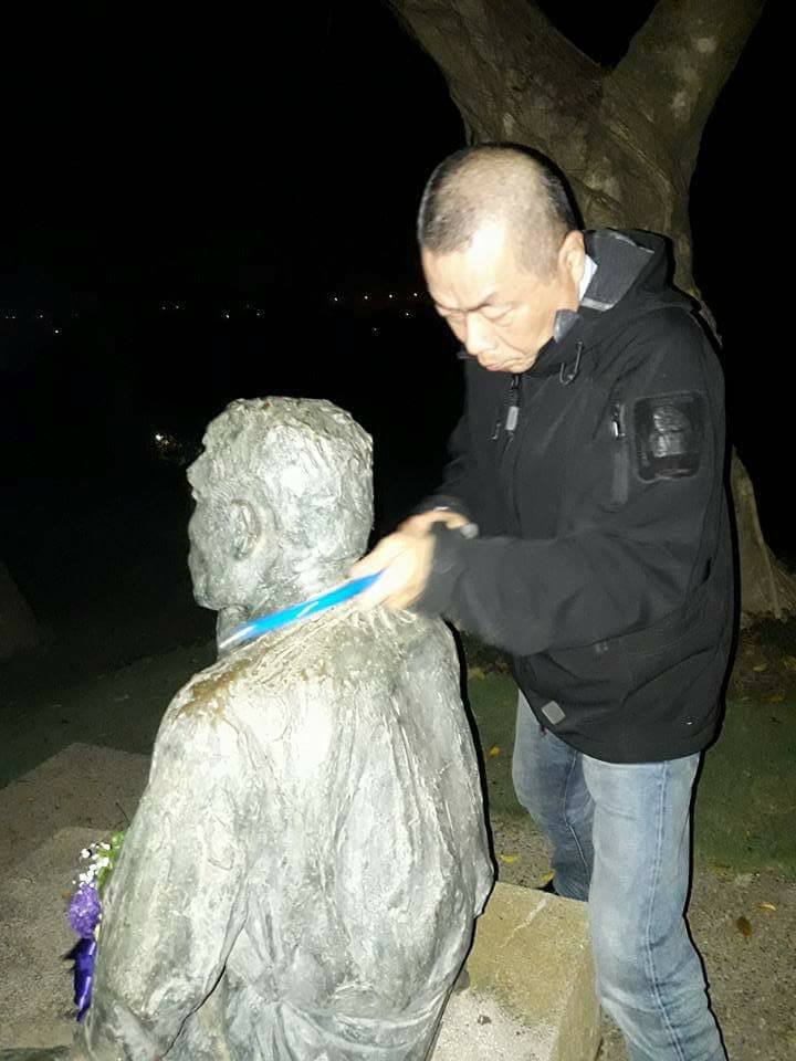 ▲李承龍努力用藍色鋸刀，鋸斷八田銅像的頭。（圖／翻攝自攝政『新思維』臉書粉絲團）