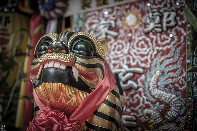 虎爺信仰被廣泛接受。圖為台北鄭家會館金虎爺。圖片來源：Flickr。拍攝者：YiKuen Tsai