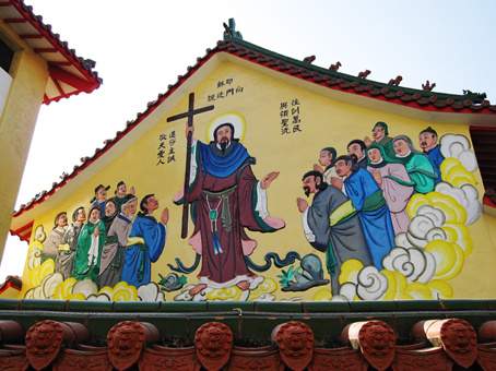 天主堂側牆，十分有趣的耶穌與門徒彩繪。圖片來源：聖母聖心主教座堂網站