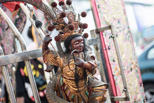 手持火尖槍與乾坤圈的中壇元帥。圖為新莊化成金獅團中壇元帥。圖片來源：YiKuen Tsai@flickr
