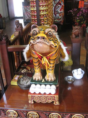台南祀典興濟宮虎爺，供品為生雞蛋。圖片來源：WIKI。拍攝者：Pbdragonwang