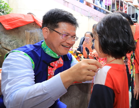 資料來源：市長林佳龍為孩童戴絭祈求平安成長