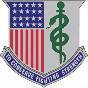 美國軍醫肩章，醫療領域的象徵為蛇，是全世界通用的。圖片來源：醫學的標誌–蛇與權杖
