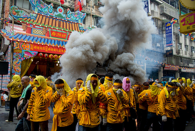 虎爺吃炮。圖片來源：Flickr。拍攝者：鎮邦