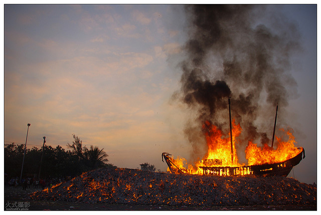 最後的「送王」才燒王船。圖片來源：iamfire8888@flickr