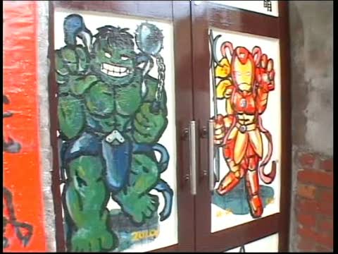 鋼鐵人、綠巨人浩克門神。圖片來源：新唐人電視台。