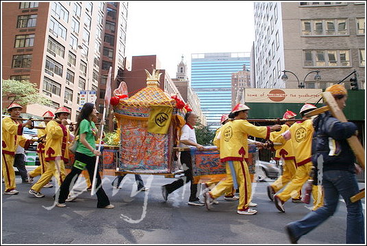 奉天宮媽祖神轎從聯合國總部出發。圖片來源：傑瑞在NJ