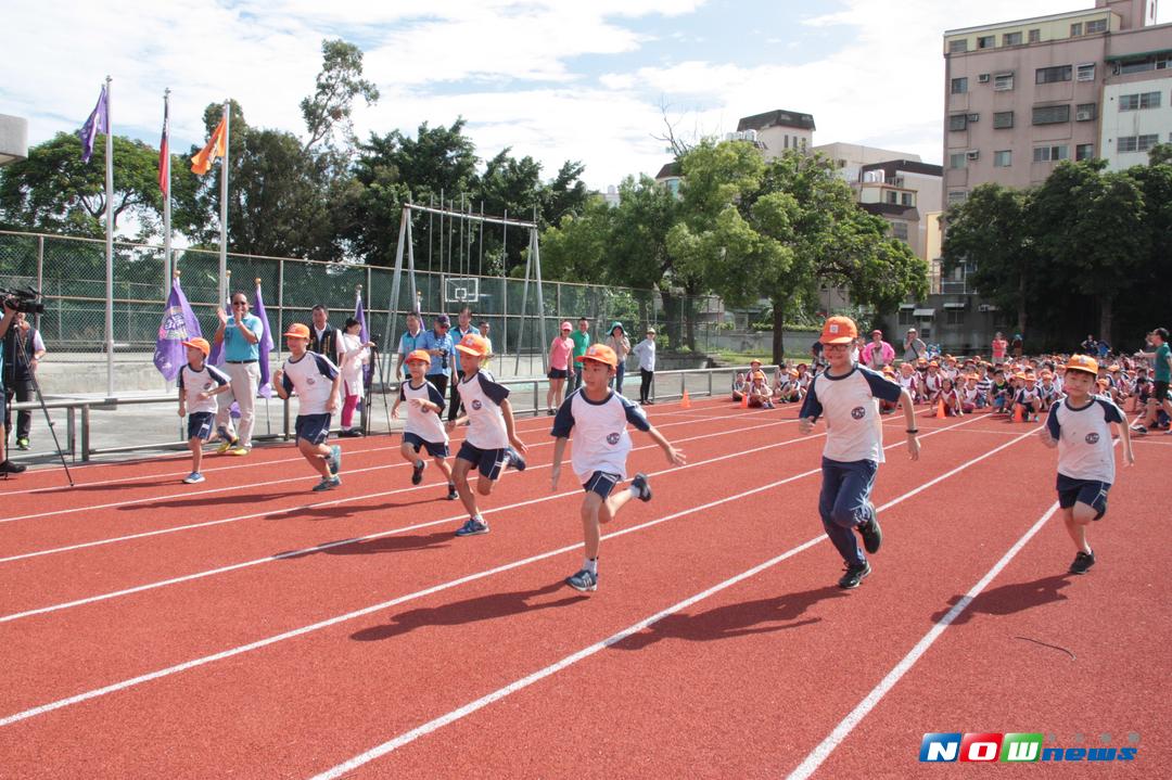 ▲苗栗縣頭份國小新建PU跑道今天落成啟用，小朋友快樂奔跑。（圖／苗栗縣政府提供，2017.8.31）