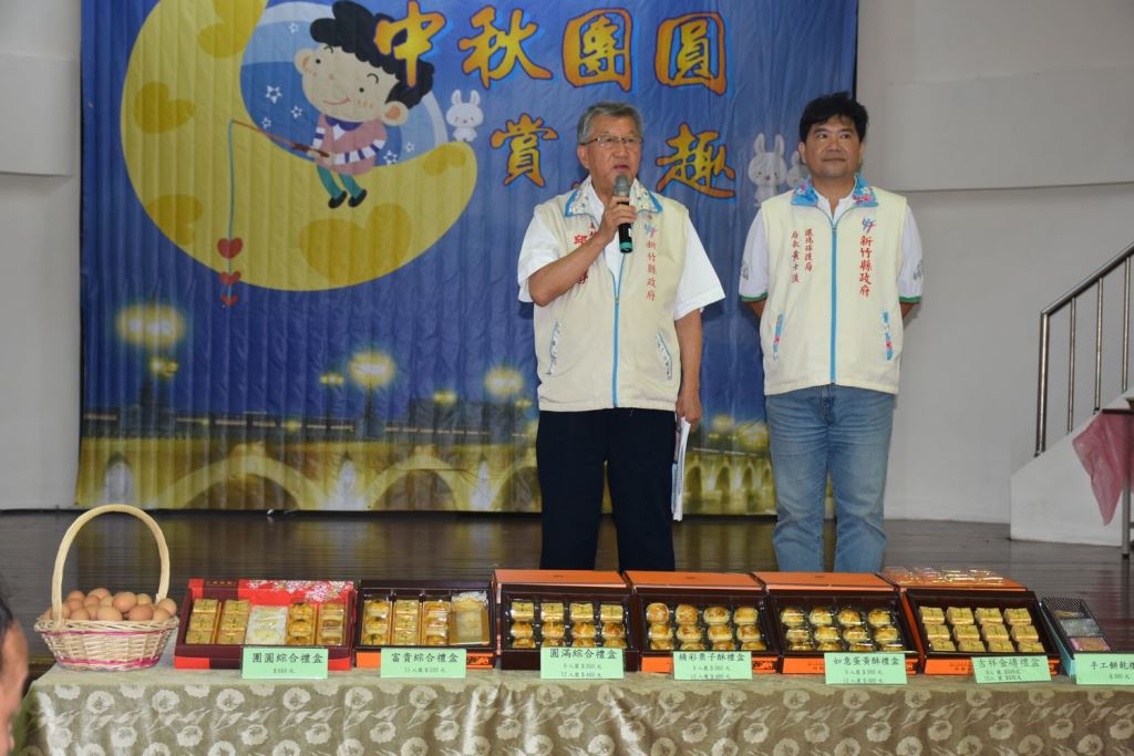 ▲新竹邱鏡淳\\(左\\)大力號召，帶動認購中秋月餅力道。（圖／新竹縣政府提供 , 2017.08.31）