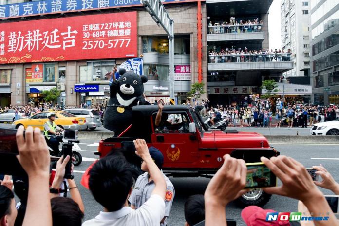 ▲台灣英雄大遊行，即將退休的熊讚玩偶也和民眾熱情打招呼。（圖／記者陳明安攝，2017.08.31）