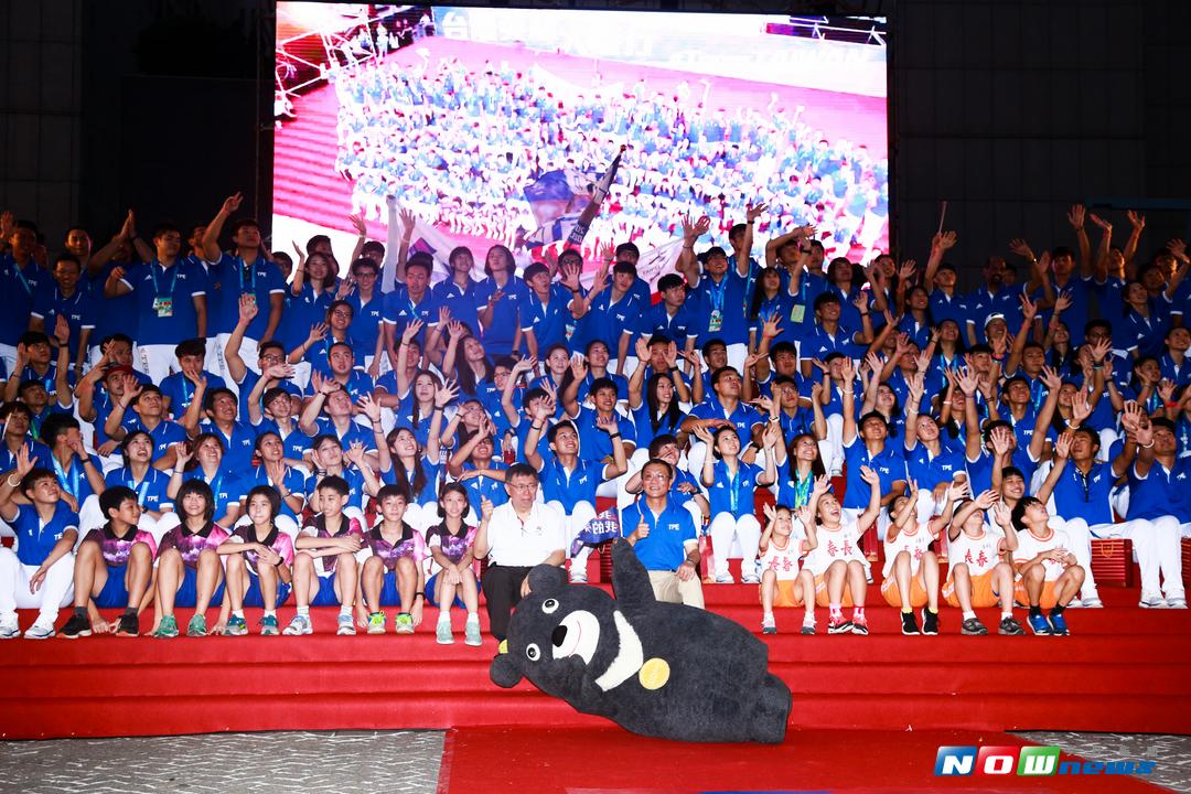 ▲831台灣英雄大遊行，台北市長柯文哲、體育署長林德福、吉祥物熊讚與全體世大運選手開心大合照。（圖／記者葉政勳攝 , 2017.08.31）