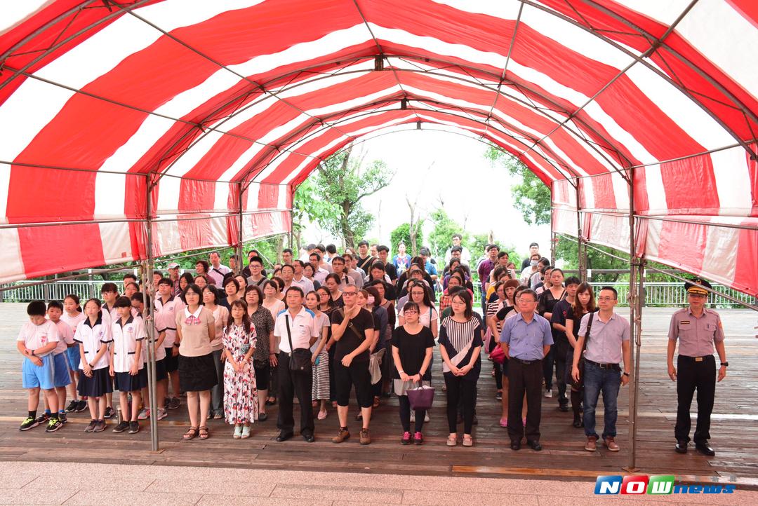 ▲彰化縣政府舉行彰化縣各界公祭明鄭蔣、鄧二公暨乙未抗日烈士祭典，向烈士靈位上香，儀式簡單隆重。（圖／記者陳雅芳攝，2017.8.31）