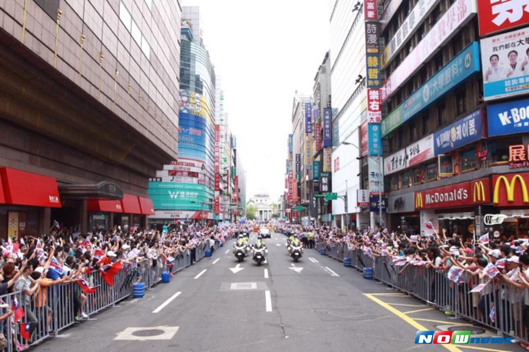 民眾塞爆館前路。▲（圖／葉政勳攝 , 2017.08.31）