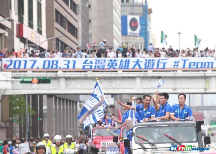 世大運／英雄大遊行萬人響應　人潮擠爆忠孝東路
