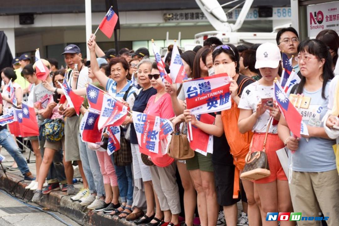 民眾聚集在龍門廣場等待中華隊。▲（圖／記者陳明安攝 , 2017.08.31）