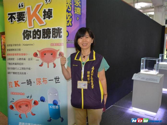 嘉義市衛生局藥政科科長何宛青，邀請市民參觀體驗識毒展。（圖／記者郭政隆攝，2017.8.31）