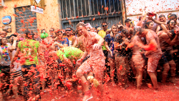 ▲西班牙在當地時間30日舉行一年一度的「蕃茄大戰」。（圖／達志影像／美聯社）