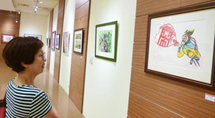 ▲新北市藝術教育深耕協會的成員大膽玩創意，用多元的色彩及巧思，讓你大開眼界，看見剪紙玩出新花樣及剪紙藝術的迷人之處。（圖／新北市立圖書館提供）