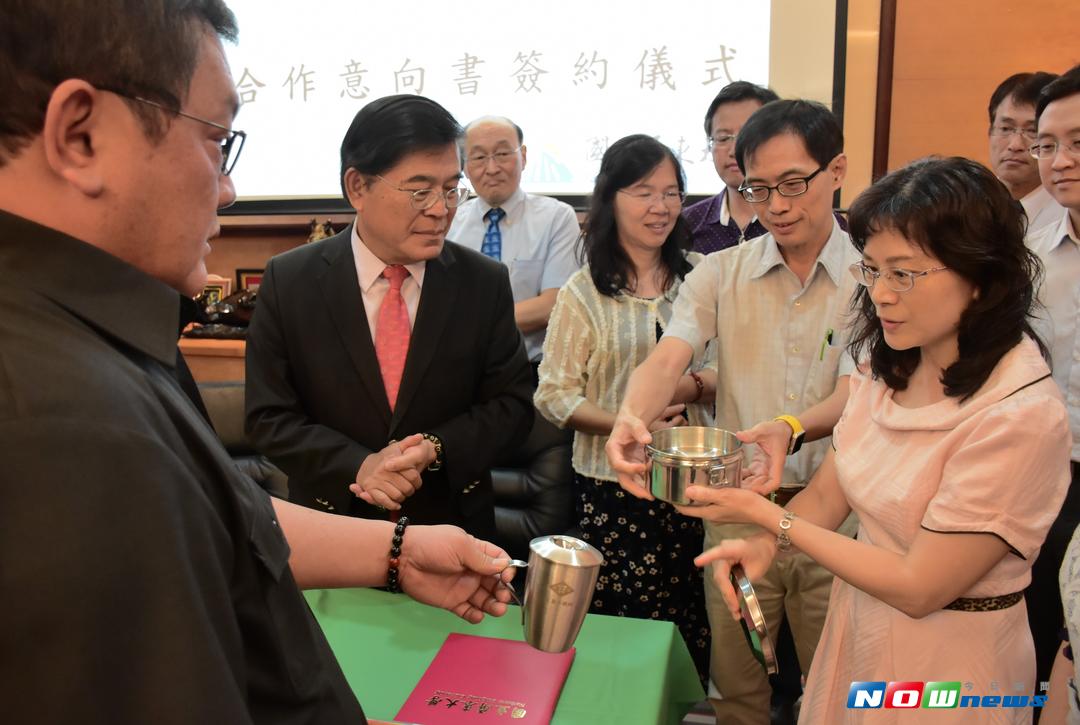 ▲屏東大學師長對於唐榮的抗菌不鏽鋼產品很感興趣。（圖／記者陳宗傑攝,2017.08.30）