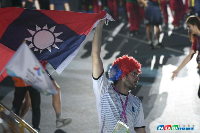 ▲別國代表團舉起台灣國旗。（圖／葉政勳攝）