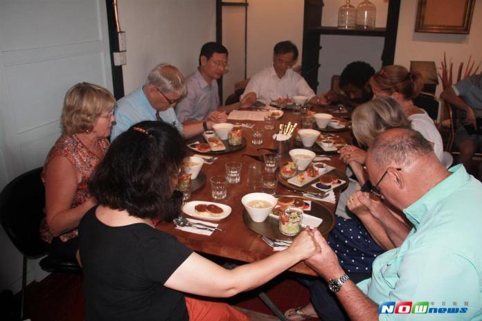 ▲Tidwell 主席致力於推動餐桌文化並帶領大家餐前祝禱。（圖／記者陳宗傑攝,2017.08.30）