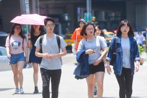 明（31）日東、北部及恆春、馬祖有局部短陣雨，其他地區為多雲至晴、午後雷陣雨的天氣。（圖／NOWnews攝影中心）