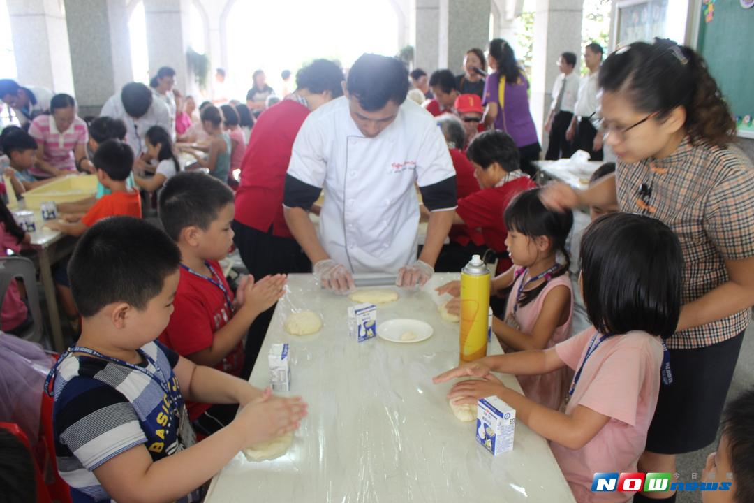 ▲古坑水碓國小開學日熱鬧滾滾，樂齡老、小學生快樂開學日，共上一堂學習麵包烘製課程。（圖／記者簡勇鵬攝 , 2017.08.30）
