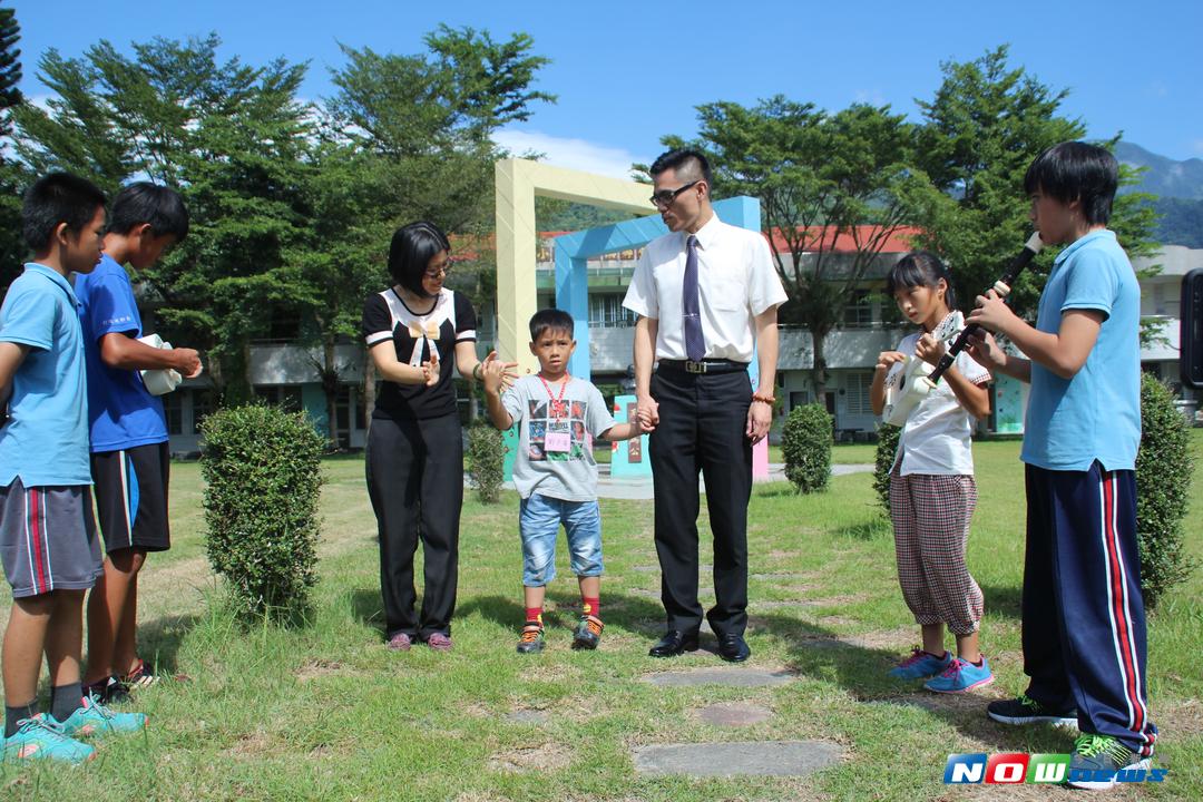 ▲溪口國小入學新生劉小弟，在校長與學長姐的熱烈迎接下，由校長牽著手進學校（圖／記者鄭志宏攝,2017.08.30）