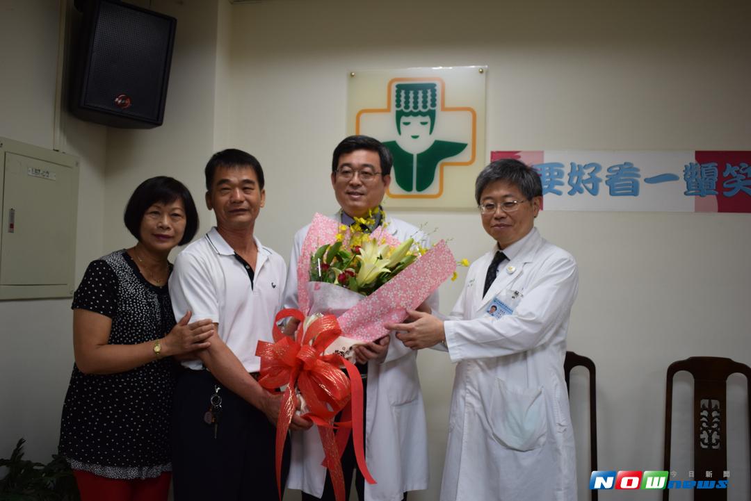▲張先生感謝北港附醫吳錫金院長及馮逸卿副院長共同診治，病情才得已控制。（圖／記者洪佳伶拍攝 , 2017.08.30）