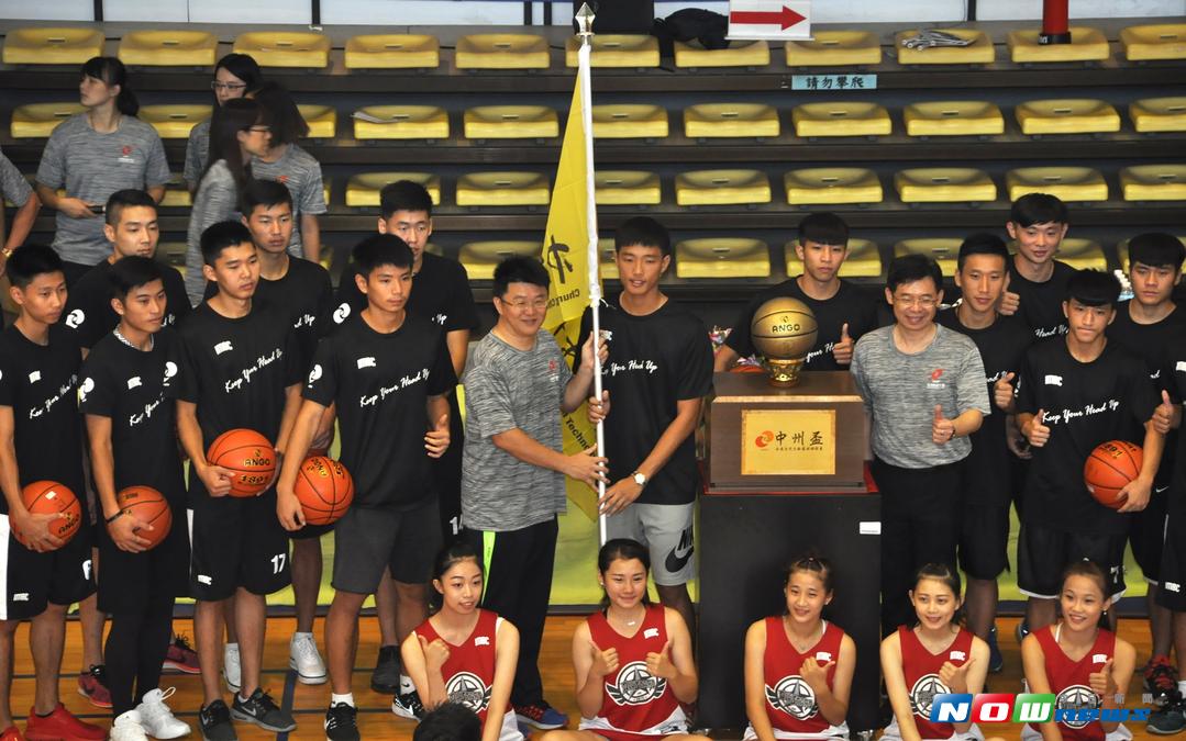 ▲全民中州盃分齡籃球錦標賽開幕式，中州科大柴御清董事長\\(執旗左\\)授旗給中州男籃隊，希望未來的比賽能連戰皆捷。（圖／記者陳雅芳攝，2017.8.29）