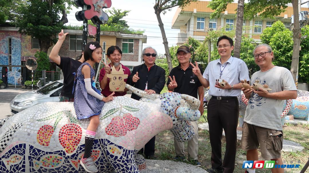 ▲枋寮鄉藝術村的大草坪上出現三隻馬賽克水牛倘佯，與當地自然景觀融合為一。（圖／記者郭孟聰翻攝,2017.08.29）