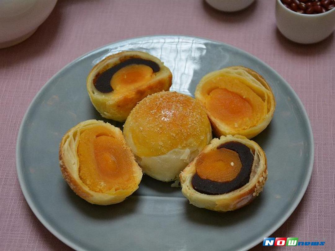 黃金鴨蛋黃入餡，飽滿紮實的餡料絕對能滿足消費者挑剔的味蕾。（圖／記者郭政隆攝影2017.8.29）