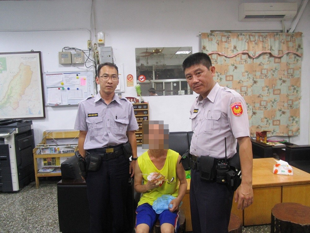 廖姓男子因身無分文又已整天沒有進食果腹，員警劉慶能買麵包及飲料供其果腹。（圖／甲仙分駐所提供，2017.08.29）