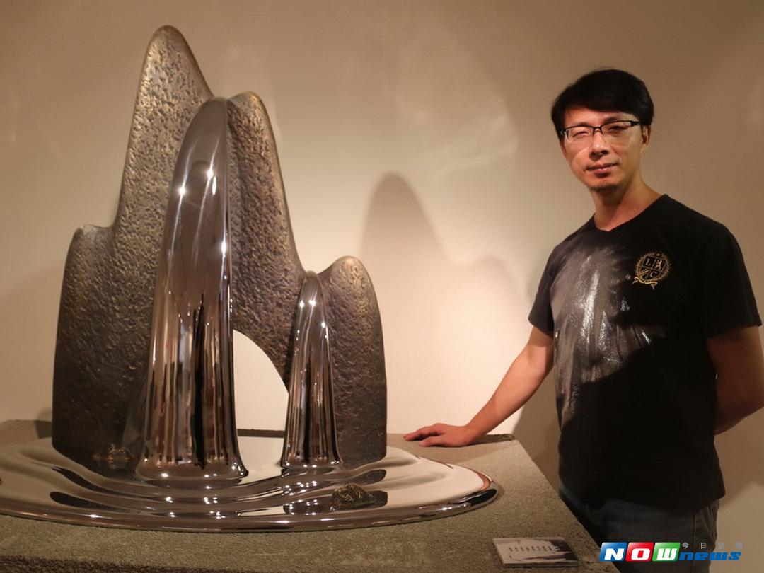 ▲郭國相「水硯」作品，以工業設計的思考脈絡，運用銅鋼、陶土鍛造出山岩肌理、流水波紋，表現壯闊恢宏的山水意境。（記者黃玿琮攝2017.8.29）