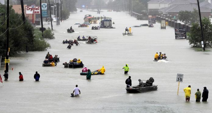 ▲12年來最強烈颶風哈維（Harvey）登陸德州，帶來豪雨重創第一大城休士頓。休士頓整個城市幾乎泡在水裡。（圖／達志影像／美聯社 ）