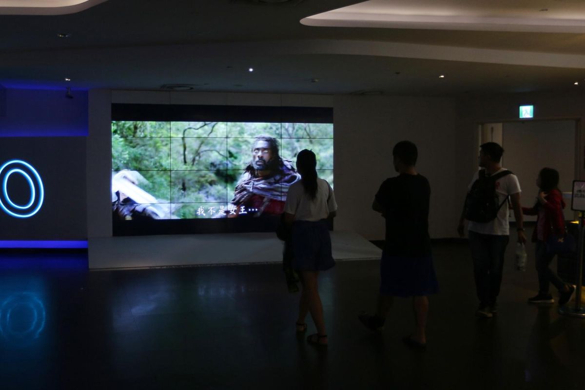 ▲新北市政府新聞局受理民眾檢舉電影院大廳的電視牆播送血腥暴力電影畫面，經實地查察後屬實，認定影城已違反「兒少法」的規定。（圖／新北市政府新聞局提供）