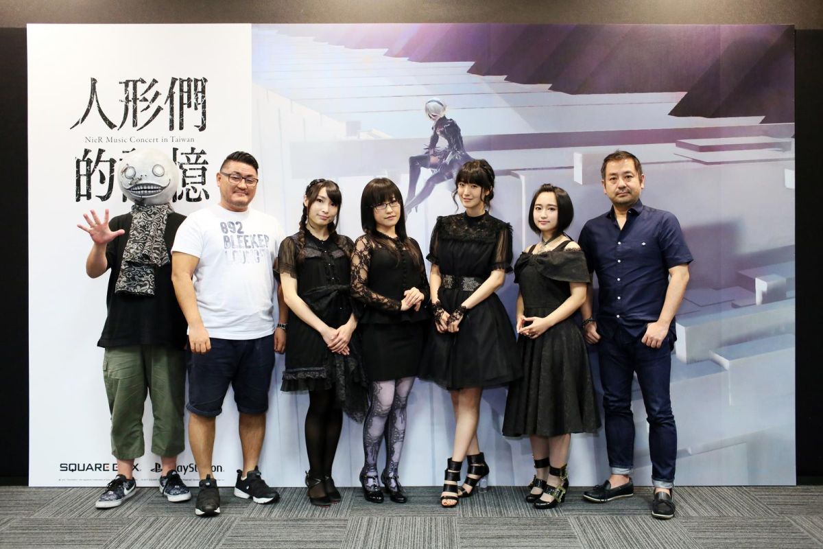 ▲尼爾音樂會靈魂人物大合照。由左而右分別是總監橫尾太郎、作曲家岡部啟一、6O聲優磯部惠子、輔助機153聲優あきやまかおる、2B聲優石川由依、帕斯卡聲優悠木碧與製作人齊藤陽介。（圖／SIET提供）