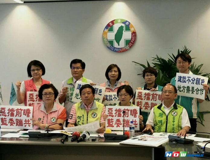 ▲台中市議會民進黨團議員，要求藍營立委說明到底支不支持台中的前瞻建設（圖／柳榮俊攝 , 2017.8.28）