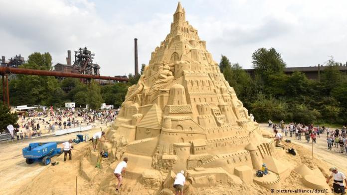 ▲一群沙雕藝術家們正在德國嘗試建造世界最大的沙雕城堡。（圖／翻攝自德國之聲）