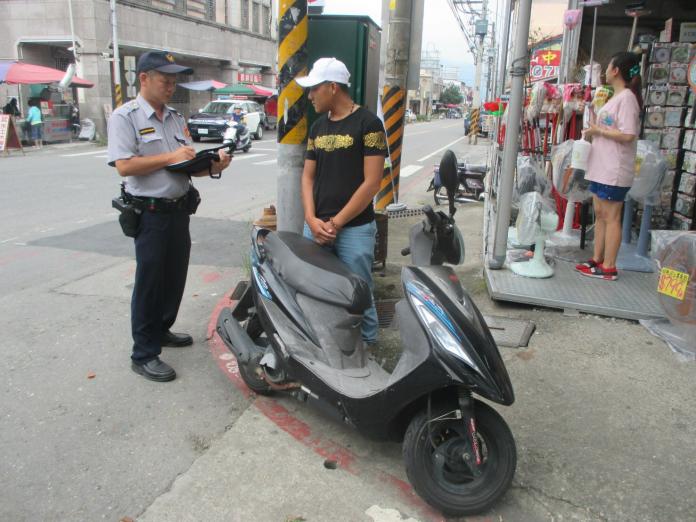 由於民眾檢舉之違規停車件數日增，顯見違規停車嚴重，高雄市警方決定自8月25日到9月25日，展開1個月「大執法」，強力取締違規停車之亂象。大執法」強力取締違規停車之亂象。（圖／六龜分局提供，2017.08.28）