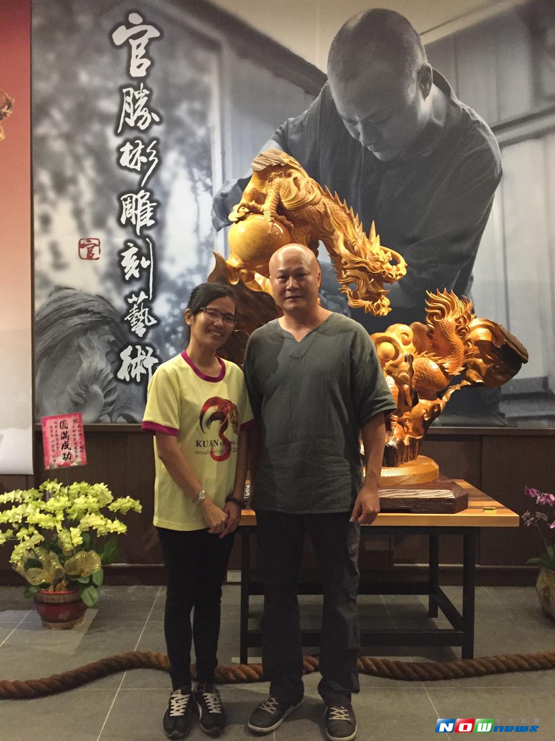 ▲「龍的傳人」木雕藝術家官勝彬大師賢伉儷。（圖／記者陳鐘聲攝 , 2017.08.28）