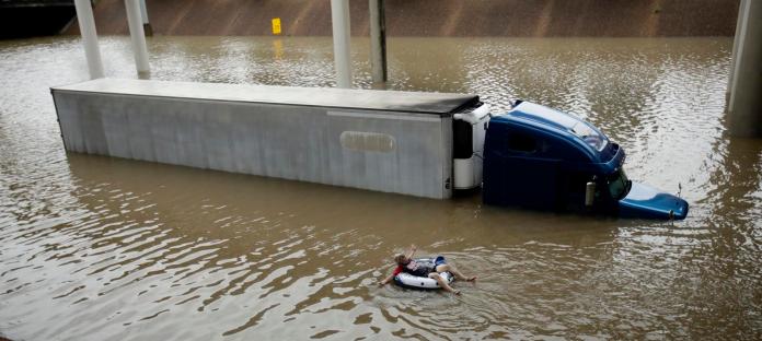 ▲12年來最強颶風哈維（Harvey）25日晚間登陸德州，颶風夾帶豪雨帶來洪水，對德州第一大城休士頓造成重傷害，許多道路因為淹水而中斷。（圖／達志影像 ／美聯社）
