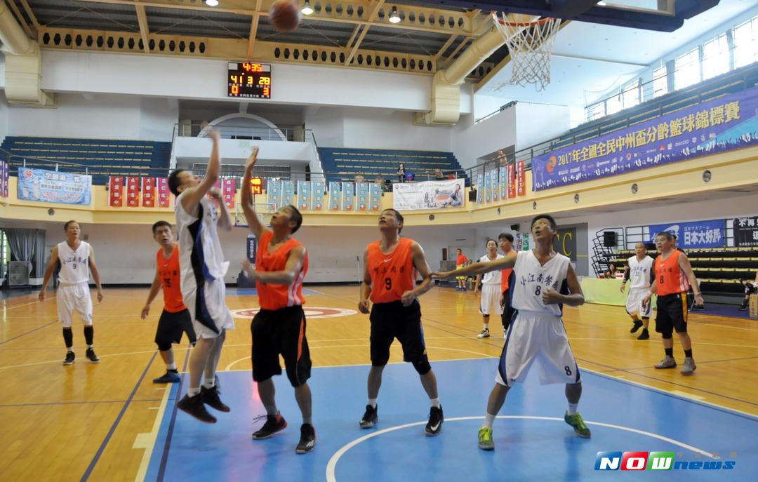 ▲全國全民中州盃分齡籃球錦標賽長青組「台中小江南餐廳」\\(白衣\\)對「阿三肉圓」\\(橘衣\\)之戰，「台中小江南餐廳」技高一籌以70:42大勝「阿三肉圓」。（圖／記者陳雅芳攝，2017.8.27）