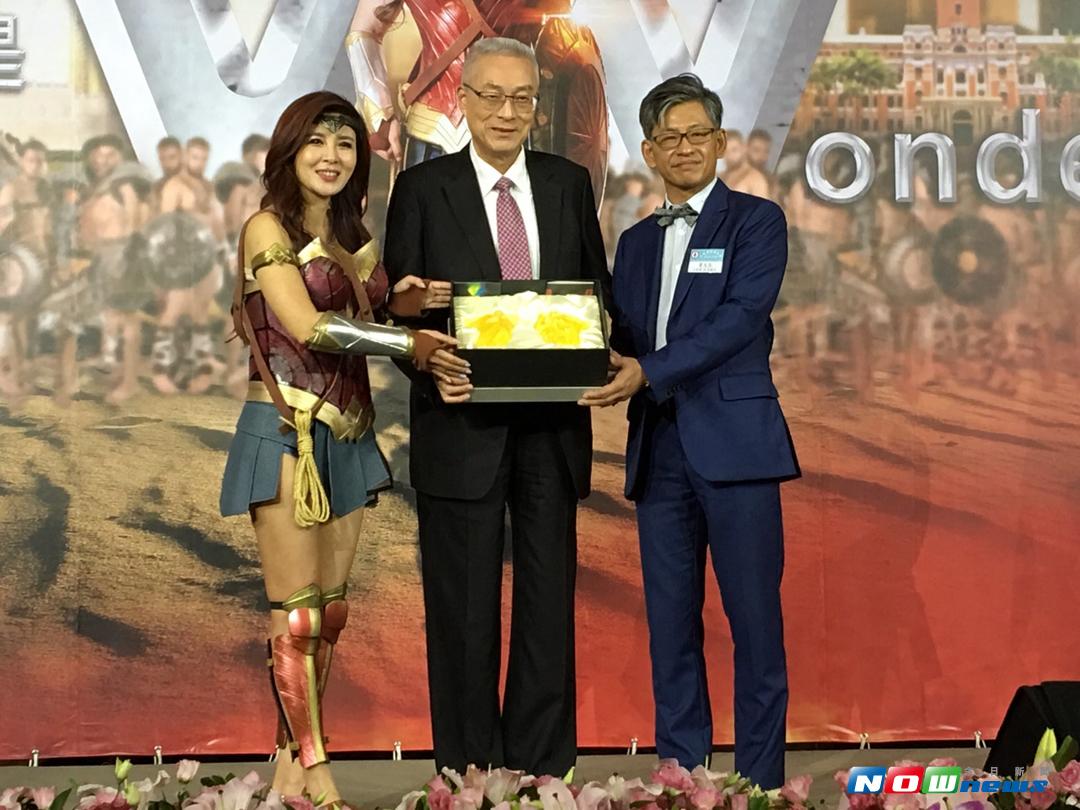 ▲第29屆中華民國工商建設研究會北區會長交接典禮，由台北市議員王欣儀（左）接任，國民黨主席吳敦義（中）頒發證書。（圖／建研會提供）