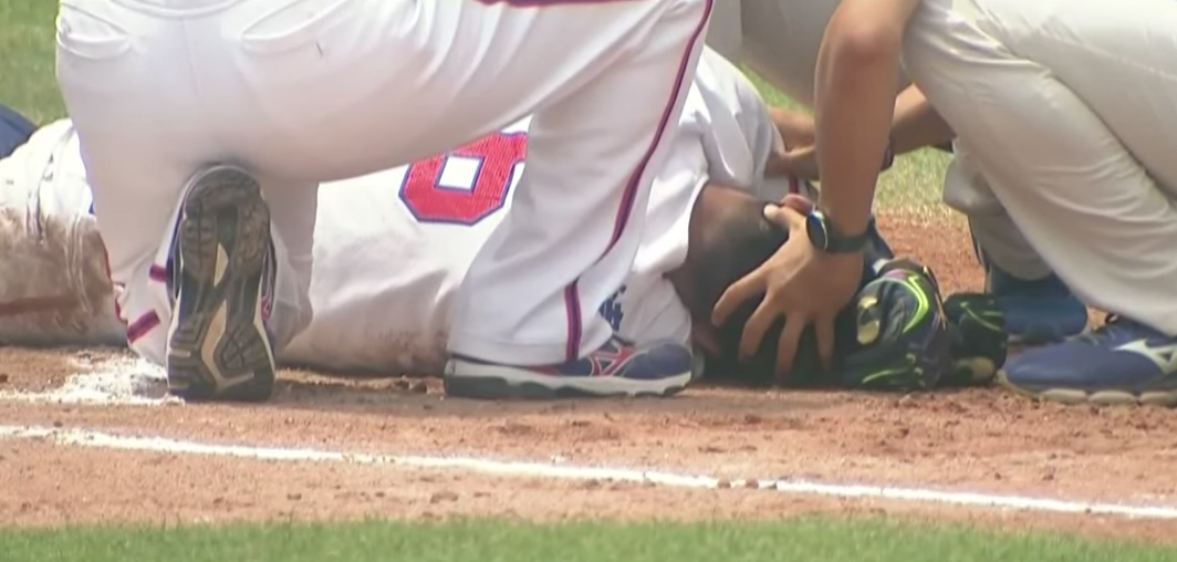 ▲張皓緯被觸身球當場倒地。（圖／取自youtube）