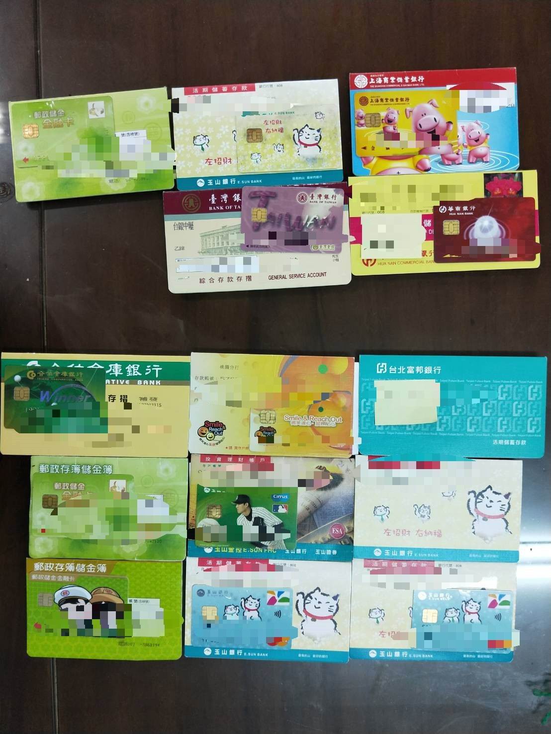 ▲警方查獲被害人的金融存簿及提款卡等物品。（圖／記者李清貴翻攝 , 2017.08.26）